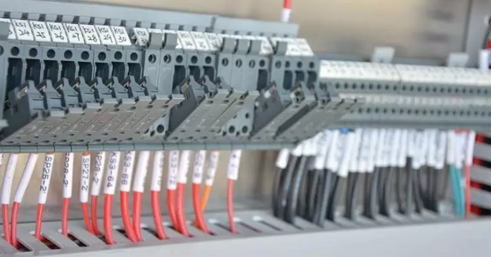 紅、黑色并行用于使用雙芯導線或雙根絞線連接的交流電路