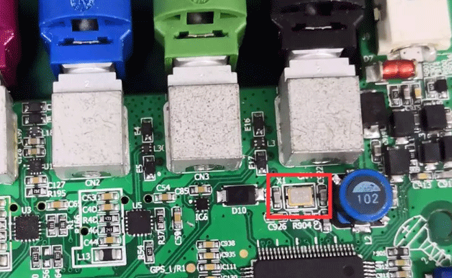 晶振出現在單板接口連接器1000mil以內