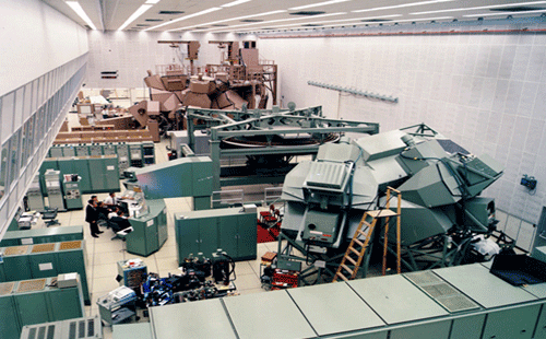 前部的是登月艙模擬器，后部的是指令艙模擬器