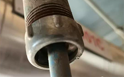 不采用撓性管連接時，管末端應加工成喇叭口或帶護線帽