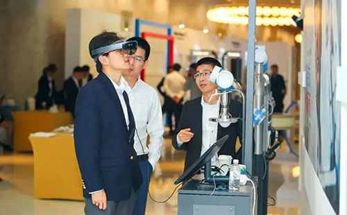 E+H用HoloLens對雷達物位計進行指導和調試