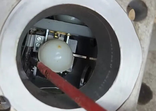 圖中可見上層浮球的掠影、下層浮球、左側的重瓦斯干簧節點及被浮球擋住的擋板